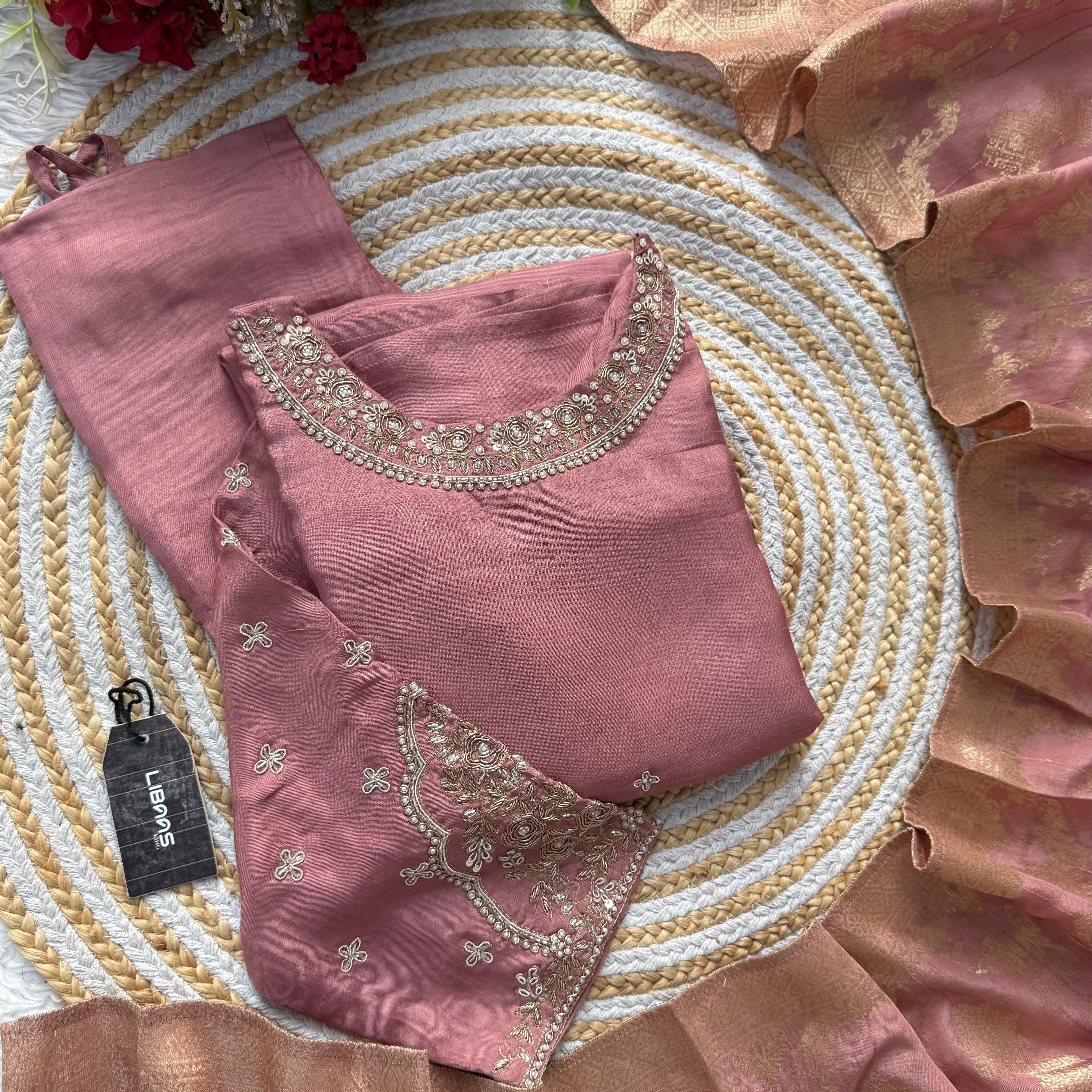 “ANOLA” A very beautiful piece with heavy handwork set 🛍️