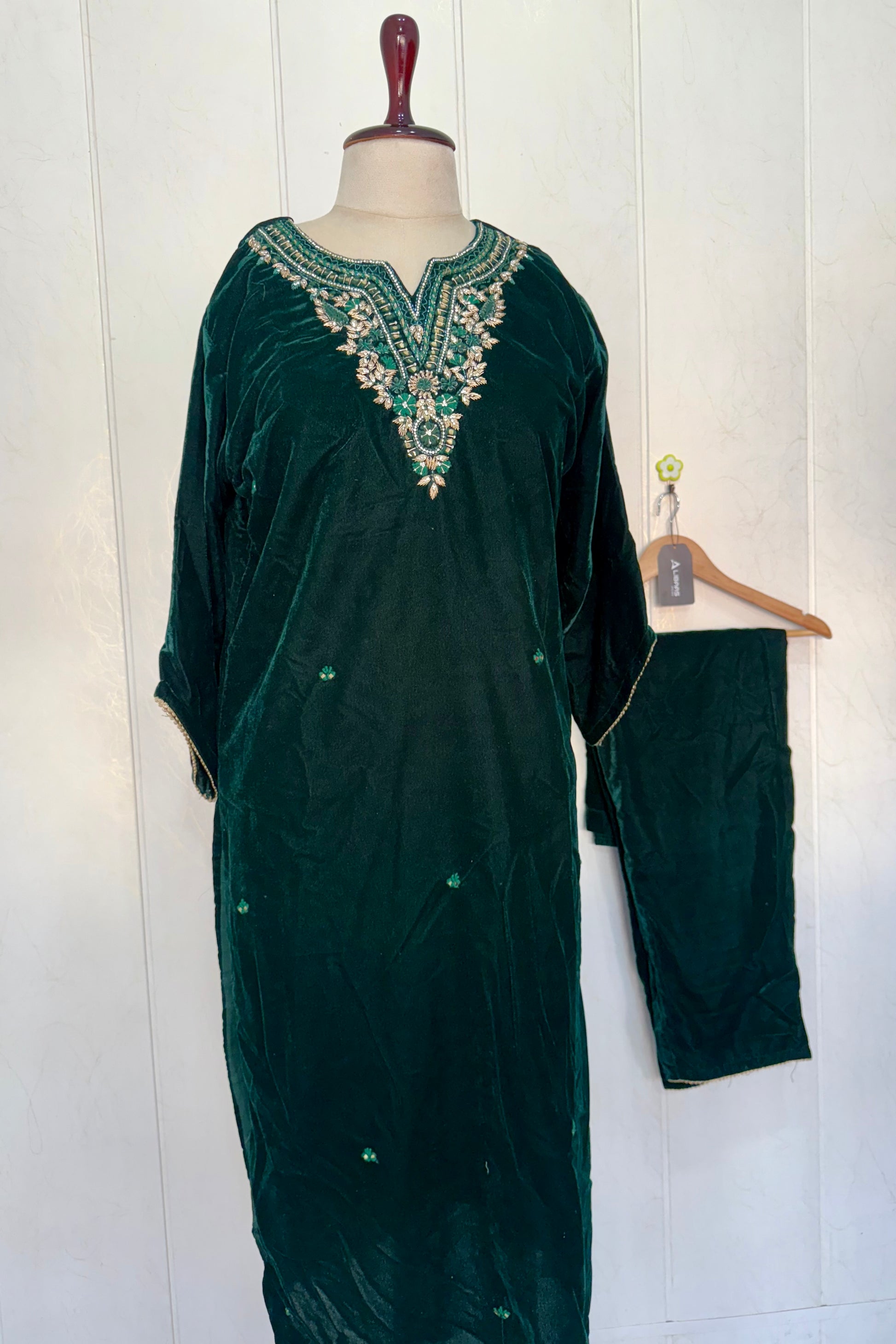 “Zara” Premium heavy velvet handwork suit with shawl set
