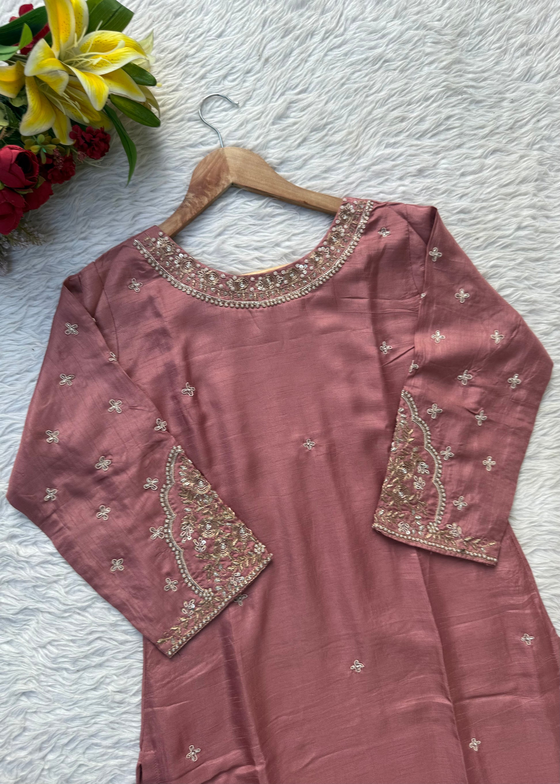 “ANOLA” A very beautiful piece with heavy handwork set 🛍️
