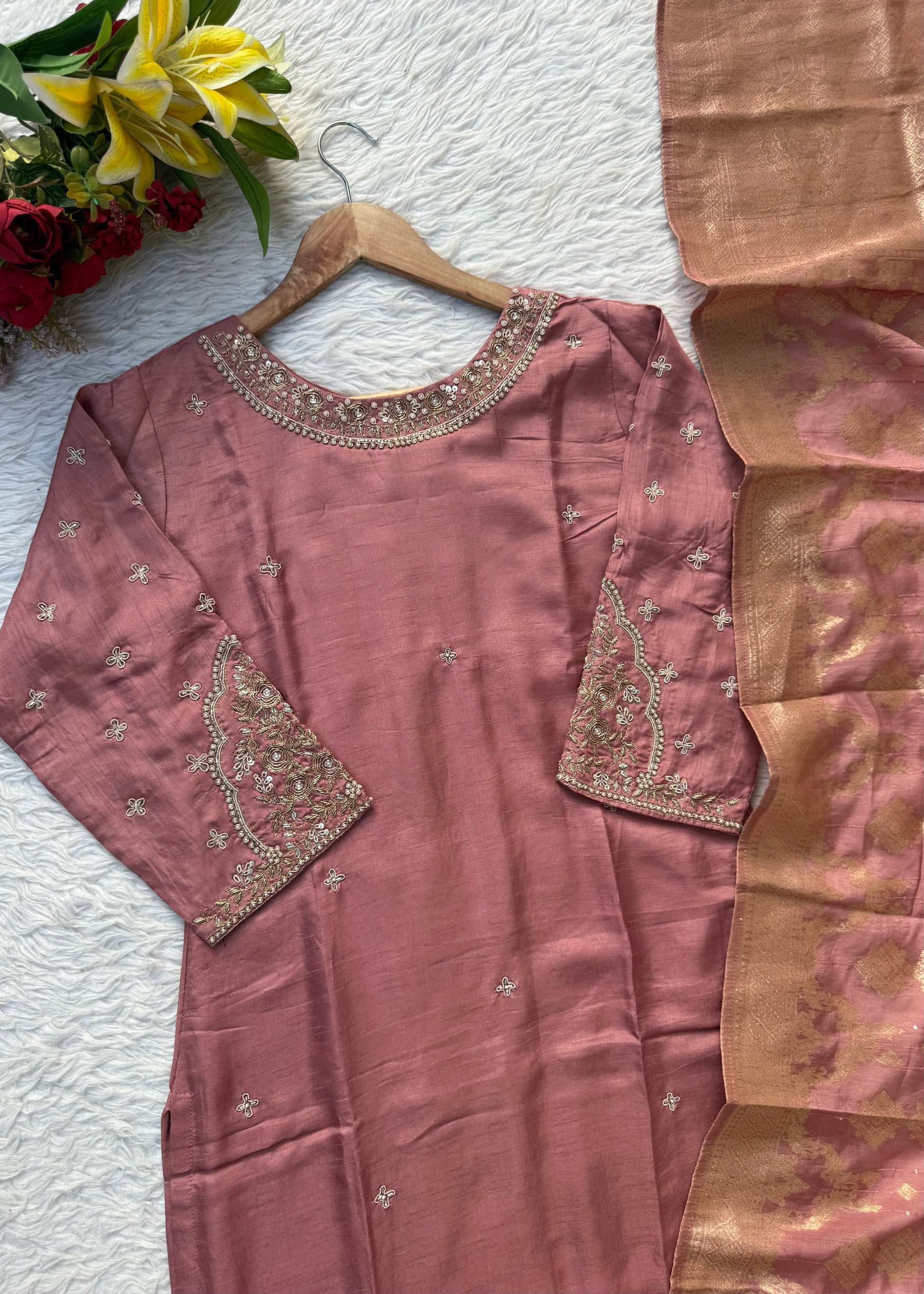 “ANOLA” A very beautiful piece with heavy handwork set 🛍️