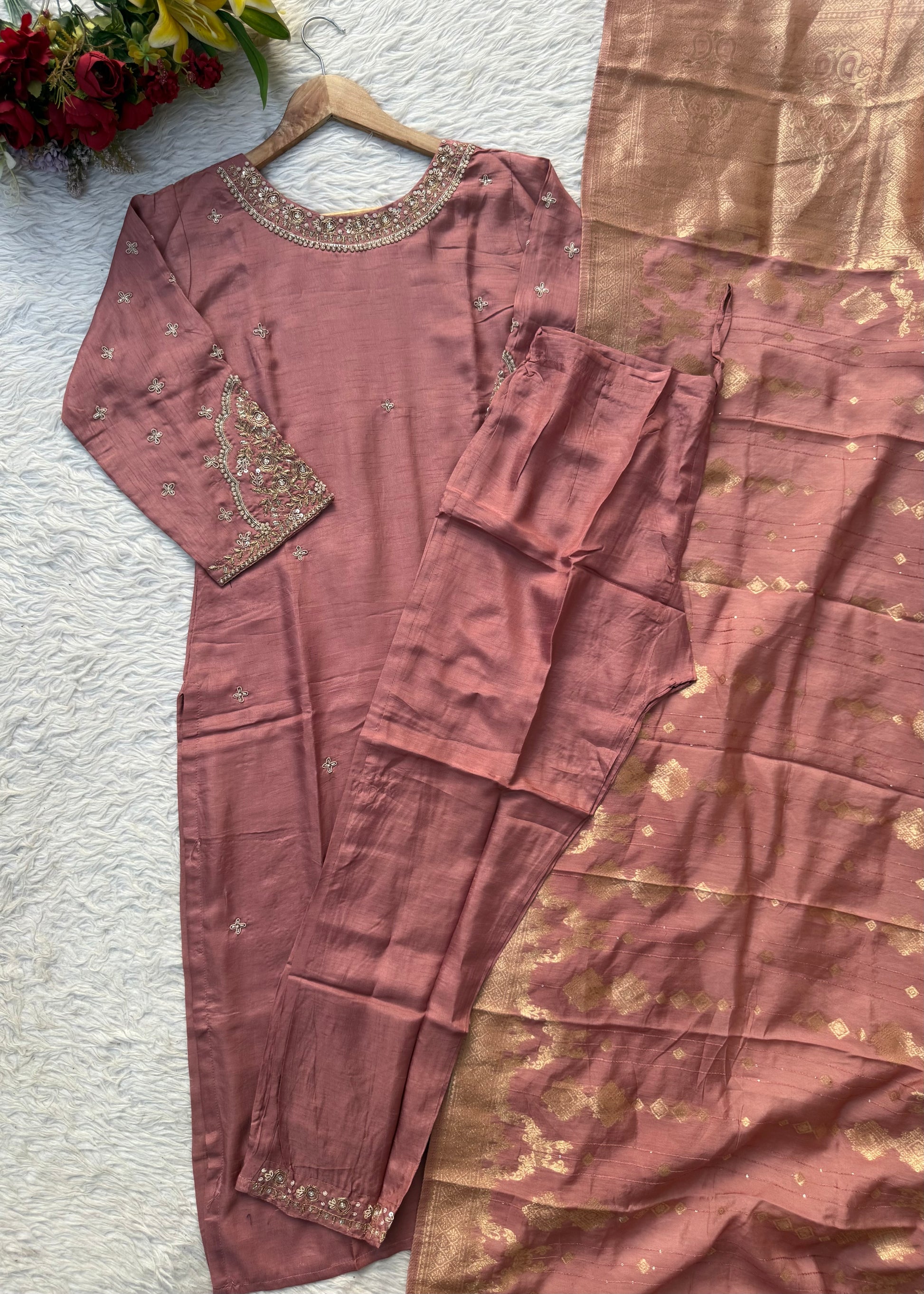 “ANOLA” A very beautiful piece with heavy handwork set 🛍️