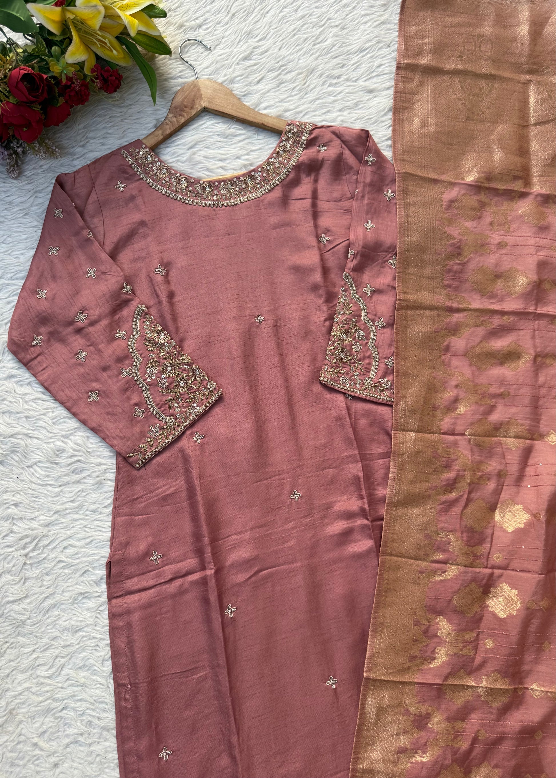 “ANOLA” A very beautiful piece with heavy handwork set 🛍️