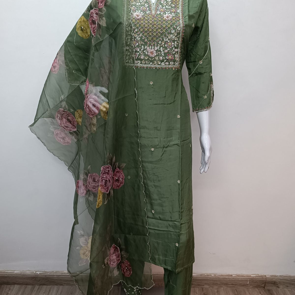 "KHULOOS" Party wear Handcrafted dola silk set ♥️
