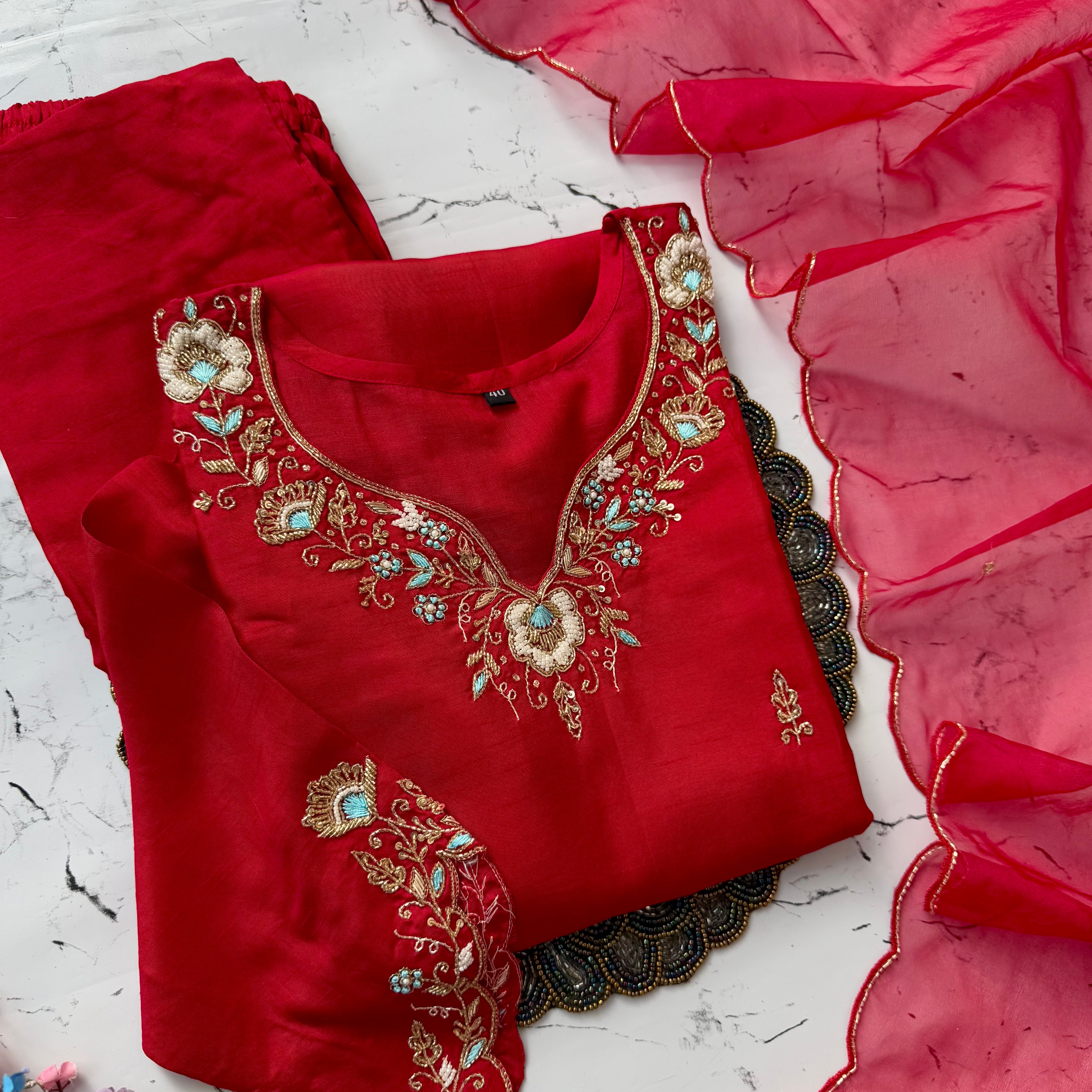“Amaira” A very beautiful dola silk handwork set 🛍️