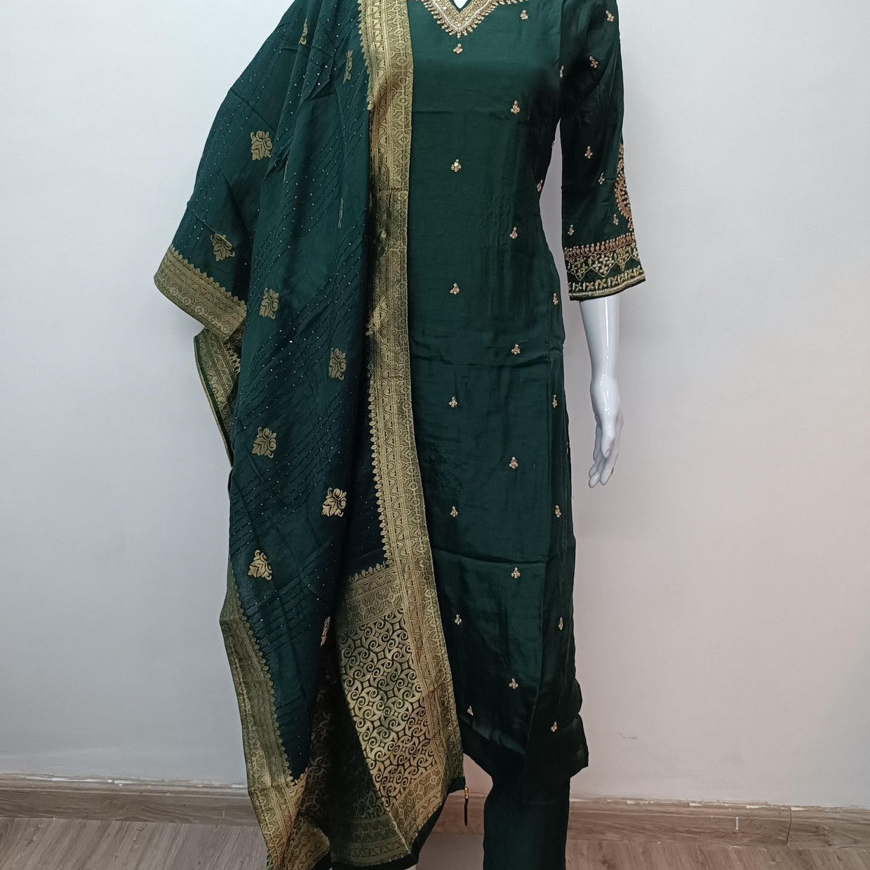 “Ruhin” Premium Party wear Dola silk set 🛍️