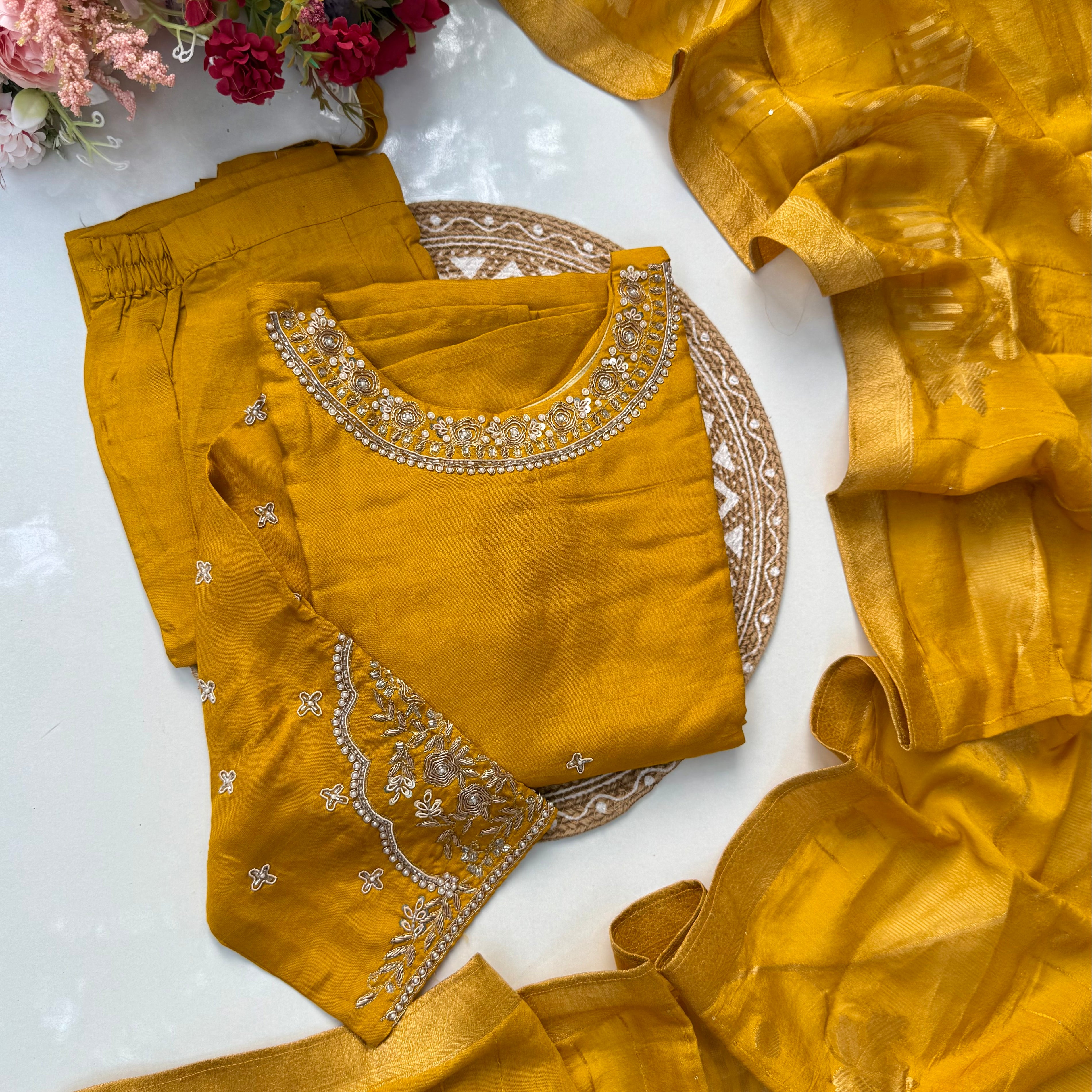 “ANOLA” A very beautiful piece with heavy handwork set 🛍️