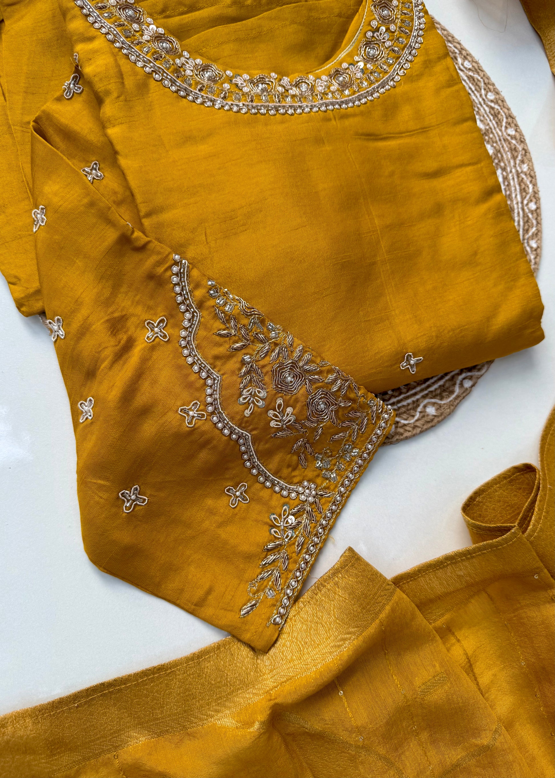 “ANOLA” A very beautiful piece with heavy handwork set 🛍️