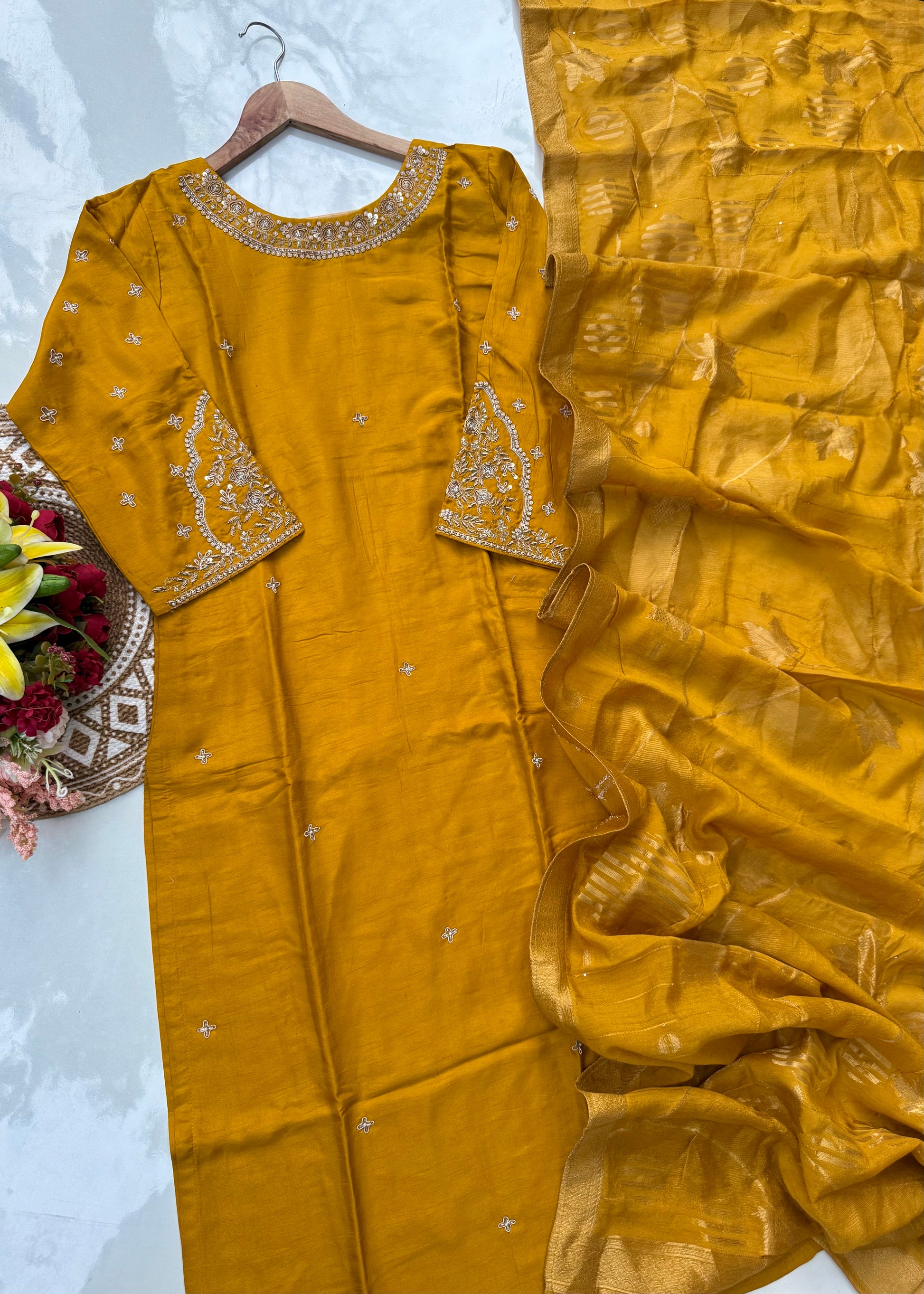 “ANOLA” A very beautiful piece with heavy handwork set 🛍️