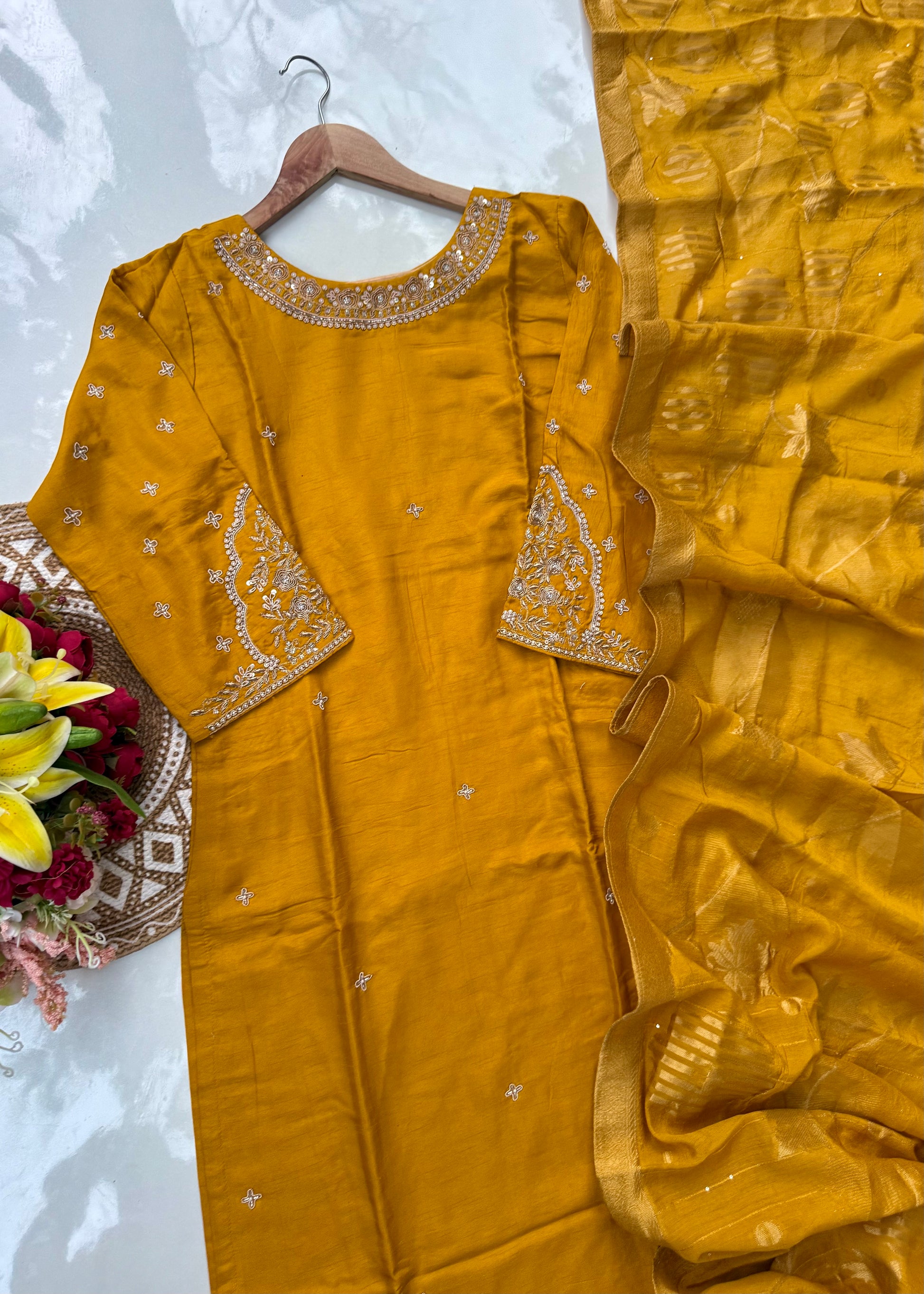 “ANOLA” A very beautiful piece with heavy handwork set 🛍️