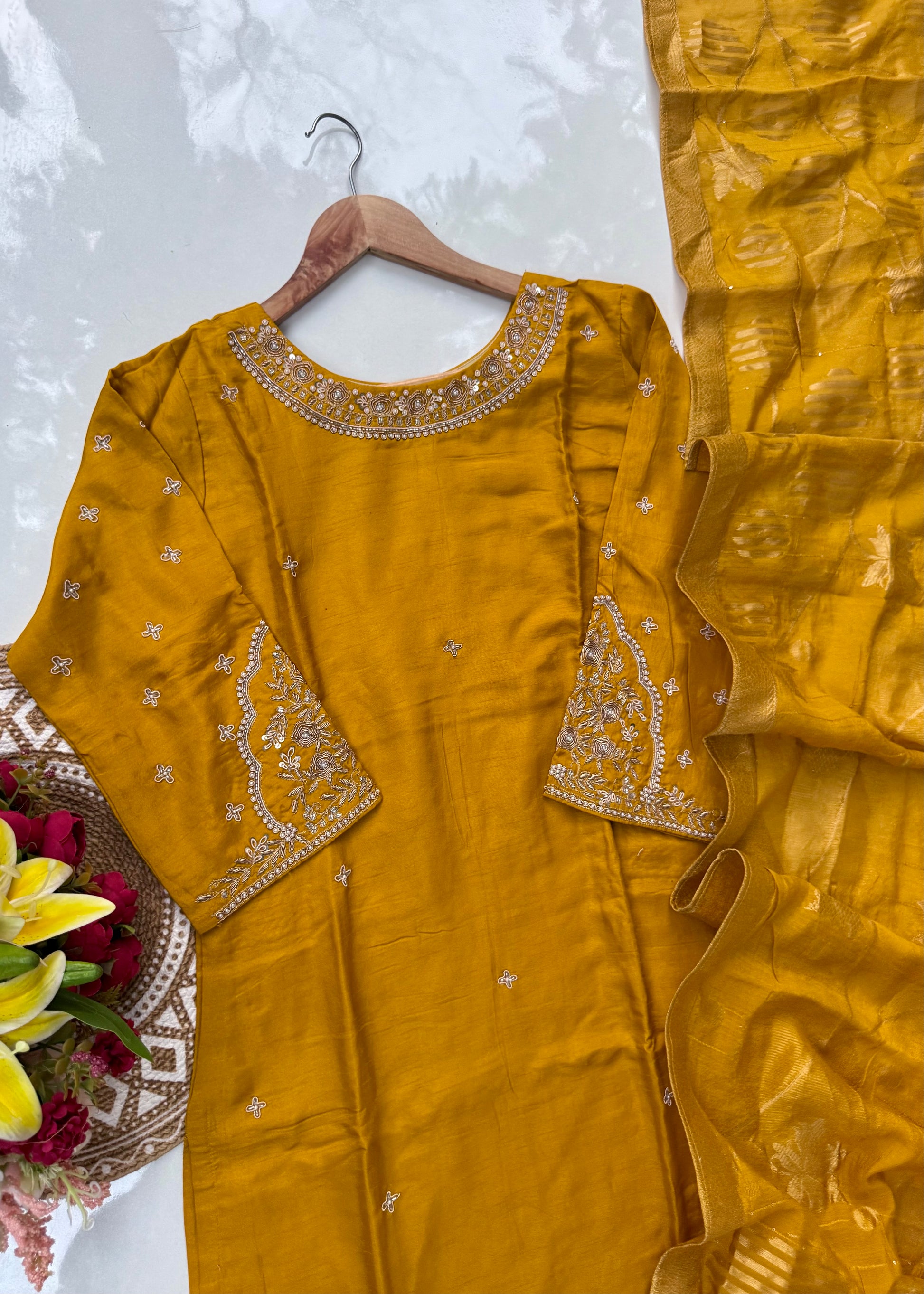 “ANOLA” A very beautiful piece with heavy handwork set 🛍️