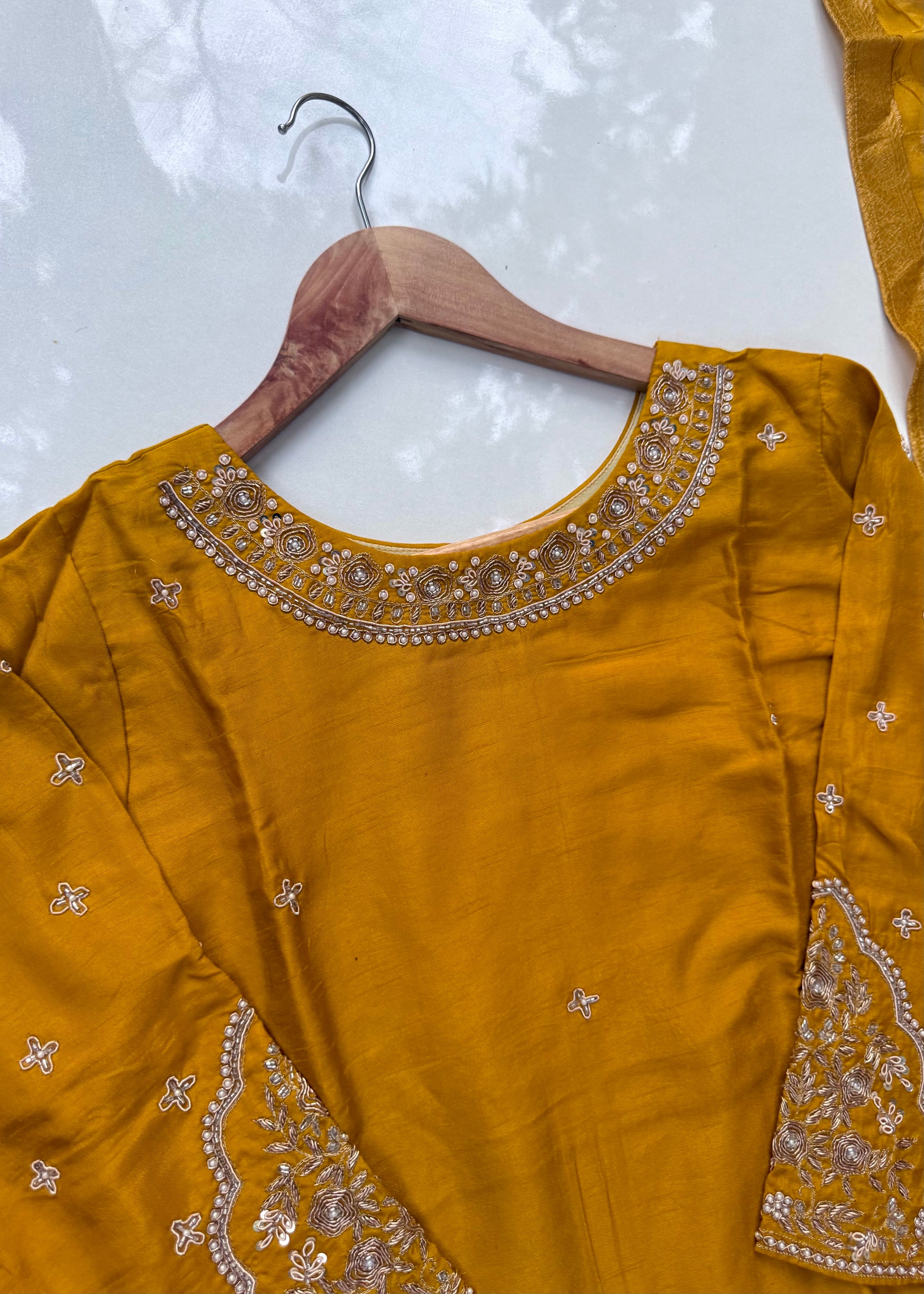 “ANOLA” A very beautiful piece with heavy handwork set 🛍️