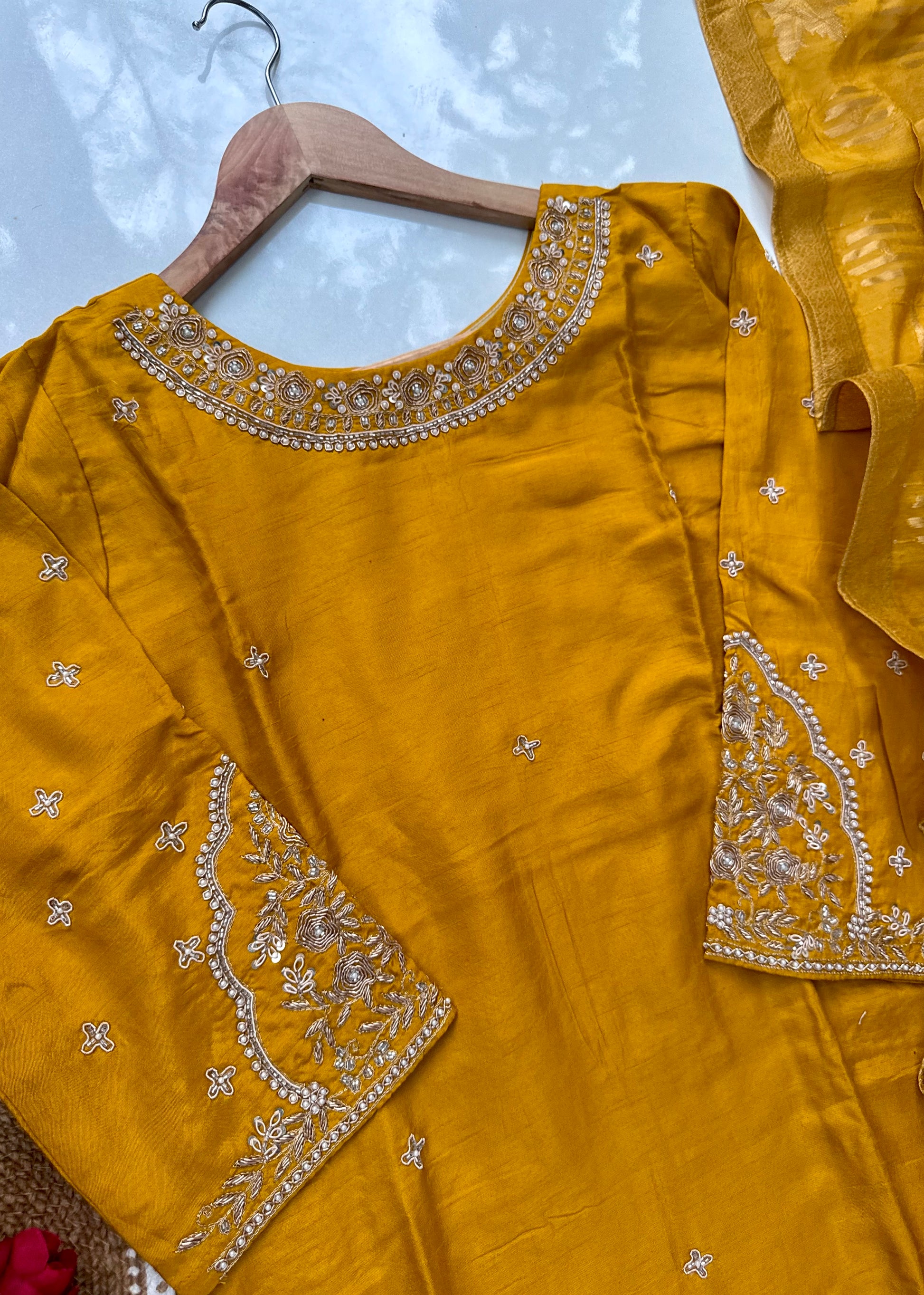 “ANOLA” A very beautiful piece with heavy handwork set 🛍️