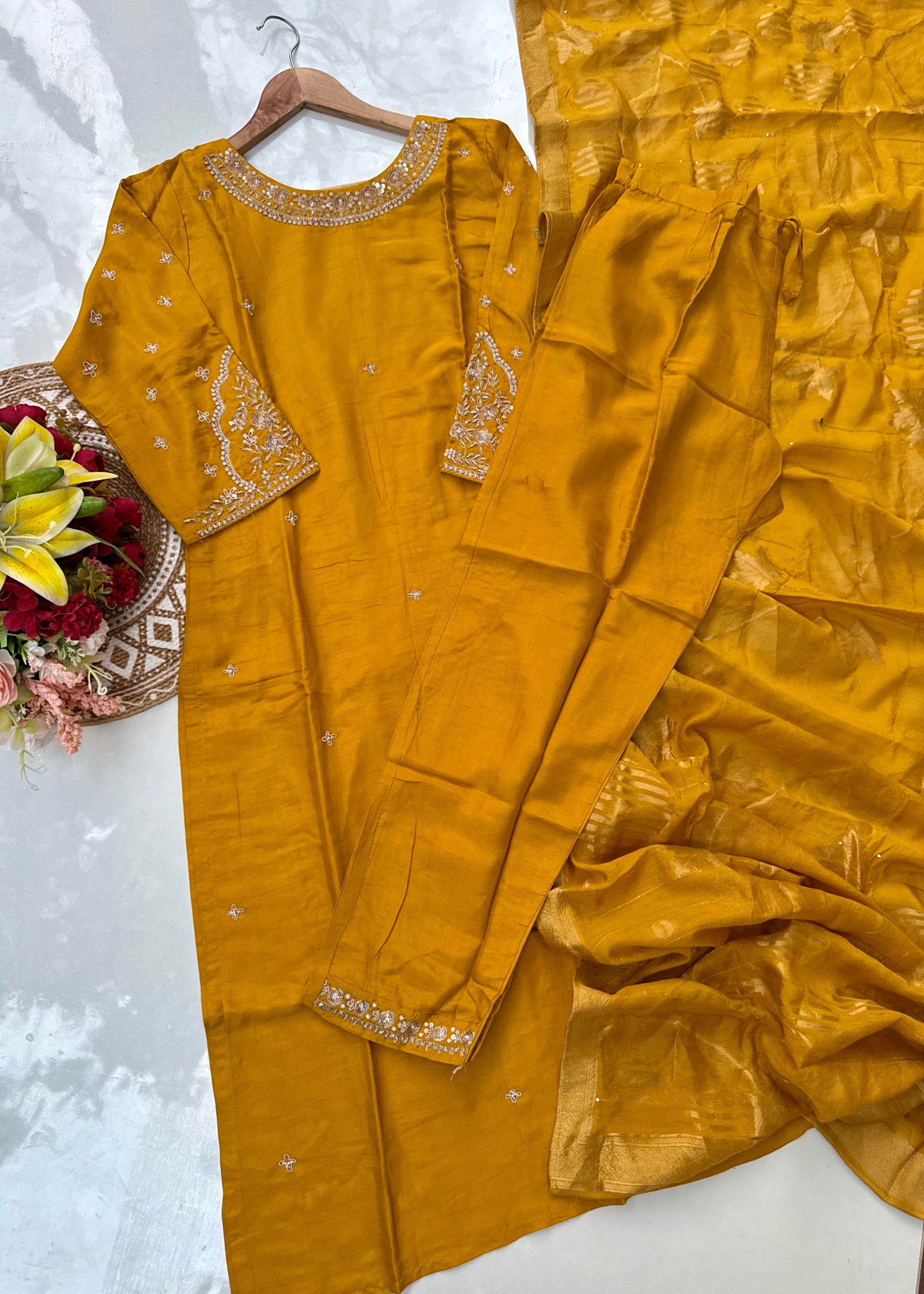 “ANOLA” A very beautiful piece with heavy handwork set 🛍️