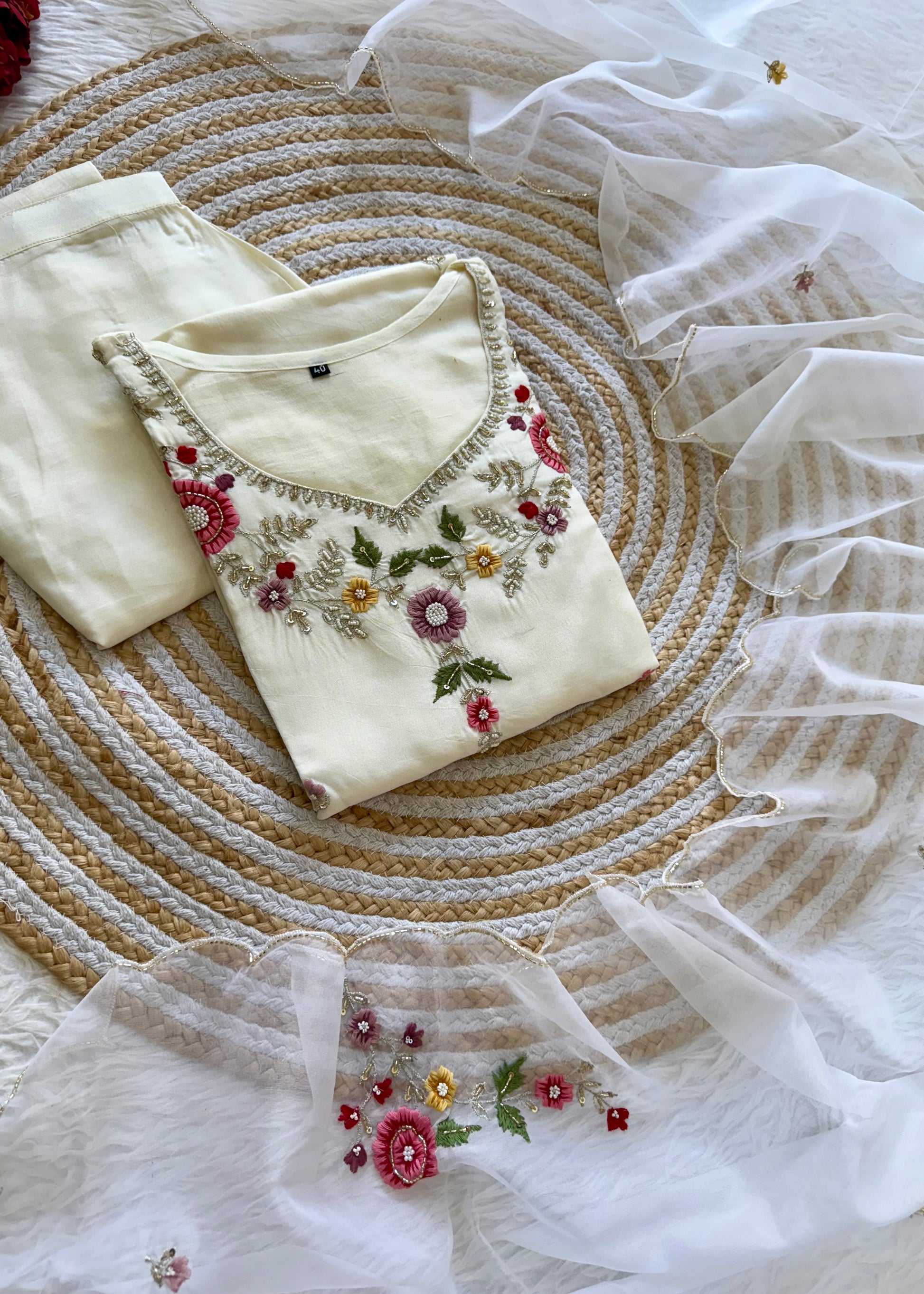 “Alya” Beautiful handcrafted dola silk suit set 🛍️