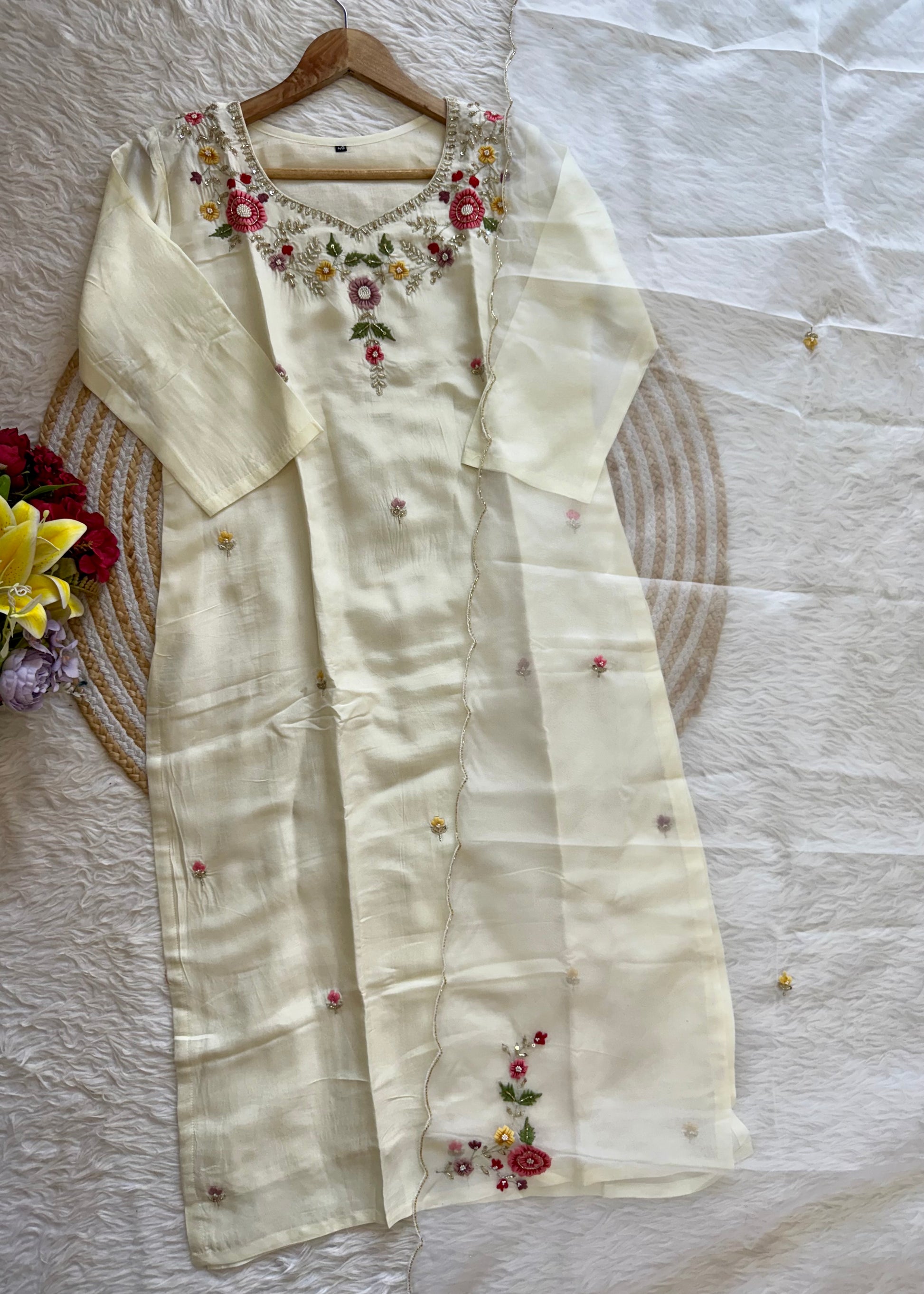 “Alya” Beautiful handcrafted dola silk suit set 🛍️