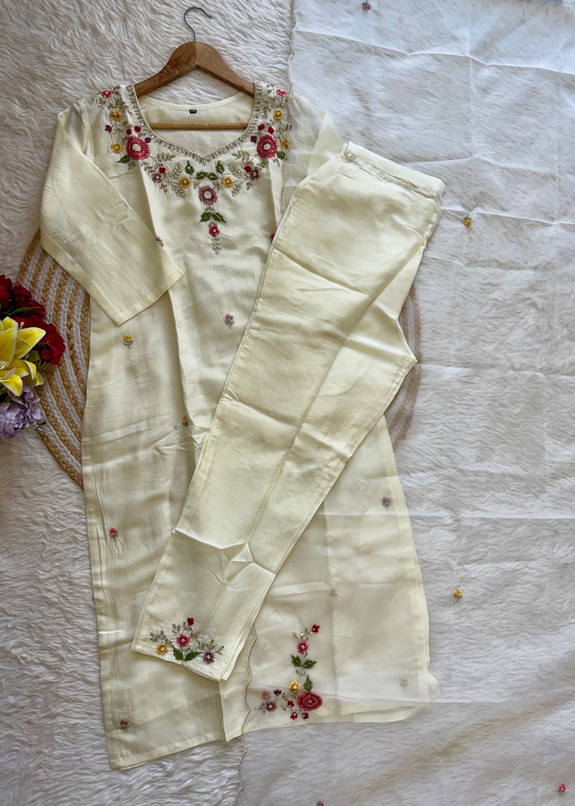 “Alya” Beautiful handcrafted dola silk suit set 🛍️