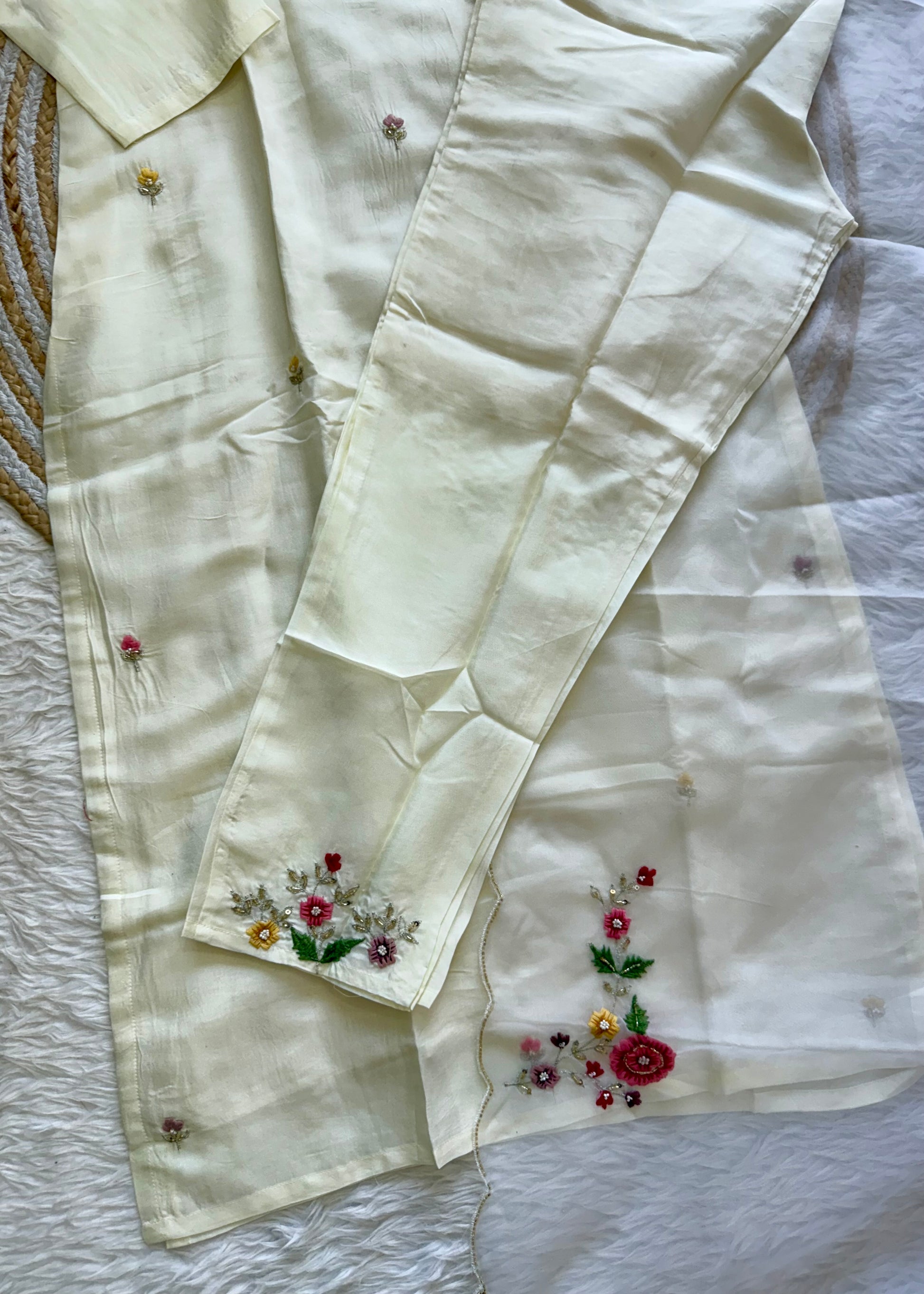 “Alya” Beautiful handcrafted dola silk suit set 🛍️