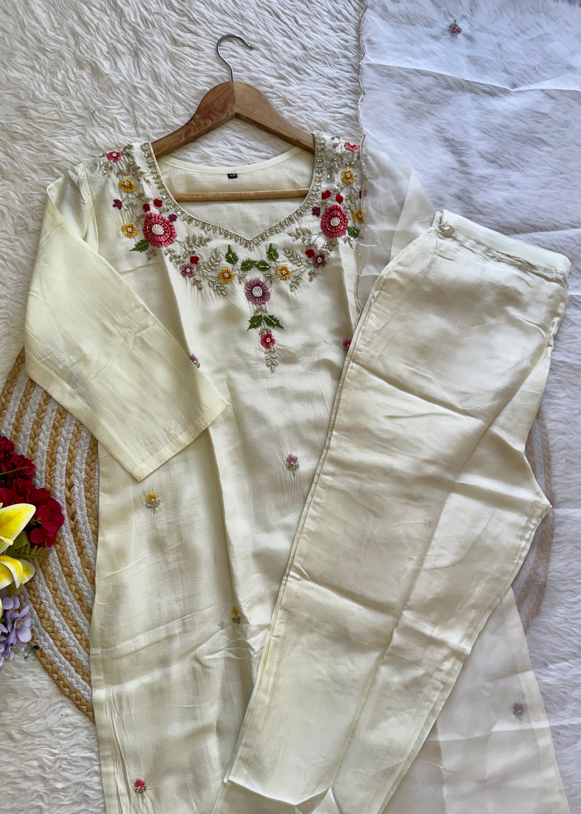 “Alya” Beautiful handcrafted dola silk suit set 🛍️