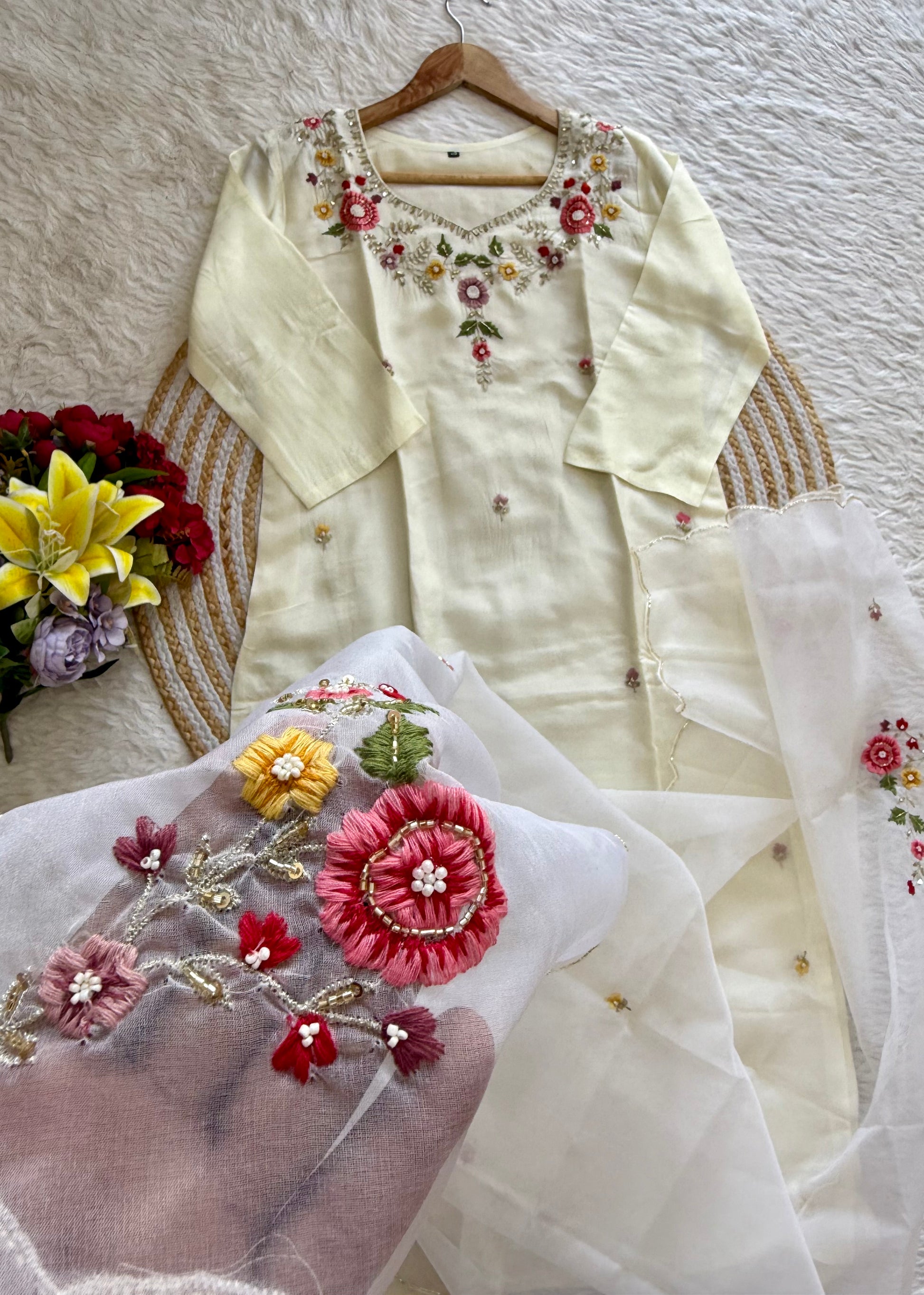 “Alya” Beautiful handcrafted dola silk suit set 🛍️