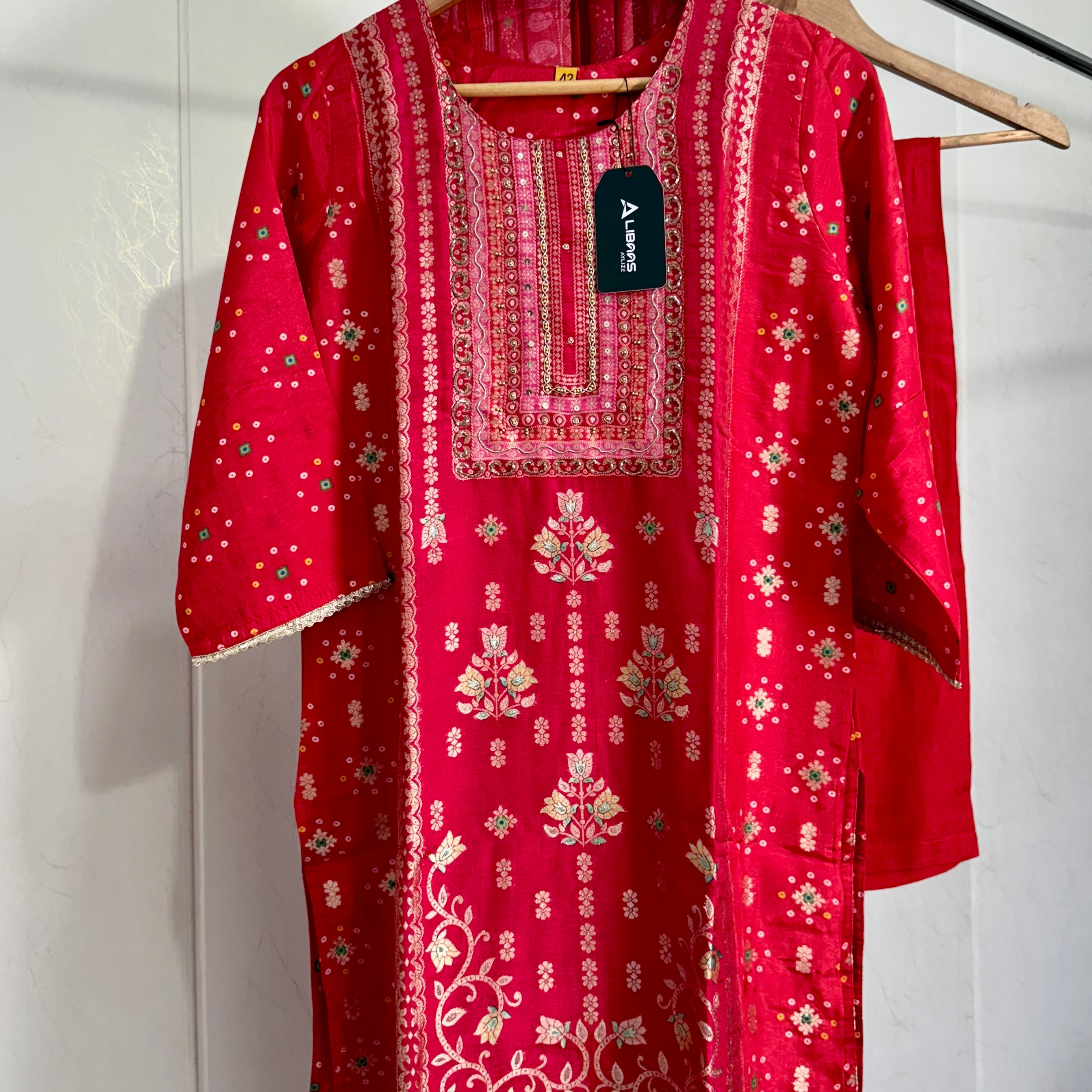 “Mustarab” Beautiful jacquard silk kurti pant with dupatta set 🛍️