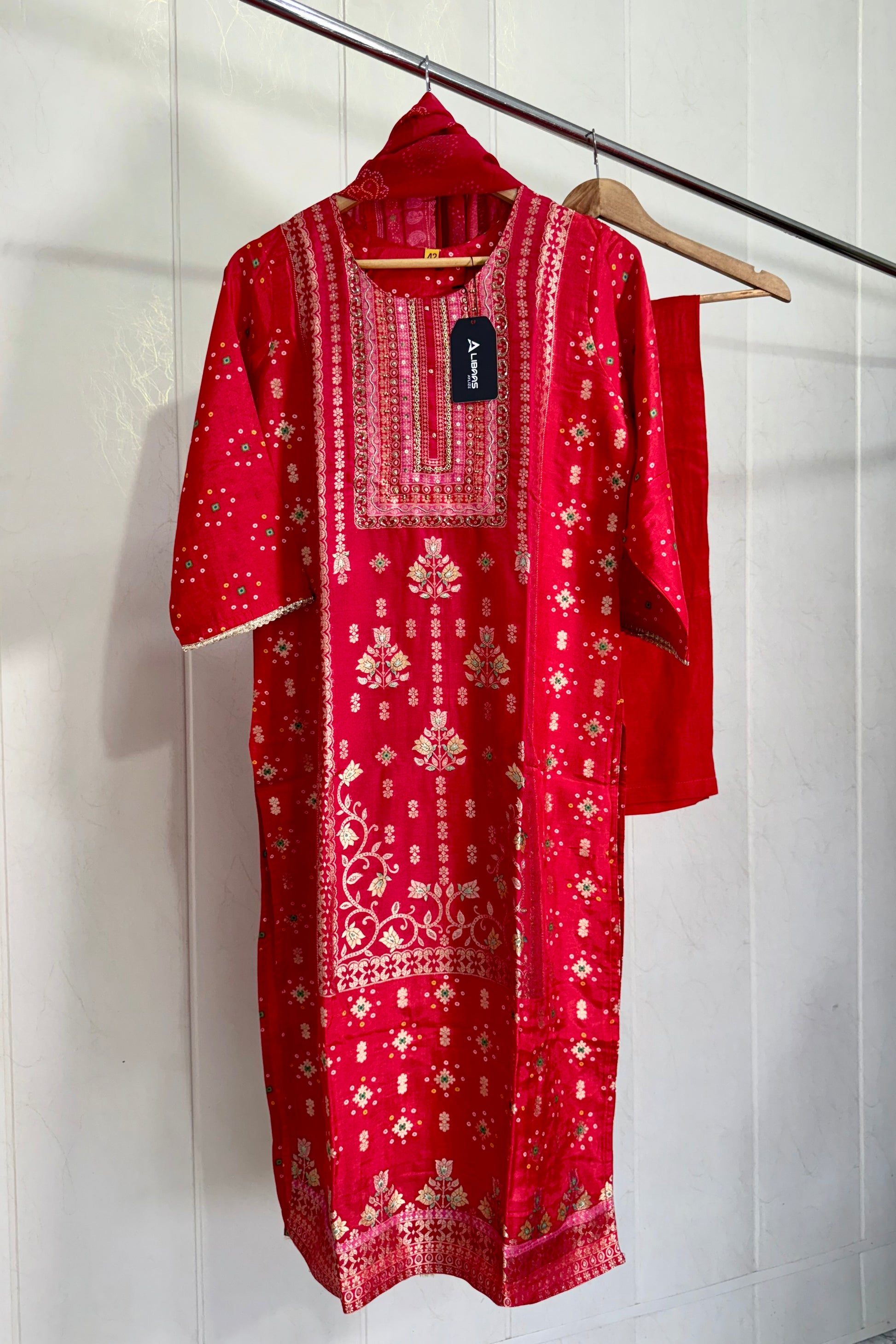 “Mustarab” Beautiful jacquard silk kurti pant with dupatta set 🛍️