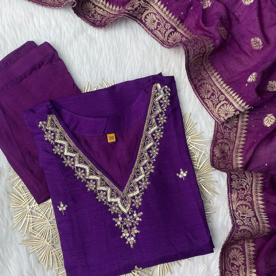 “Dilkash” A very beautiful Purple v neck handwork set🛍️