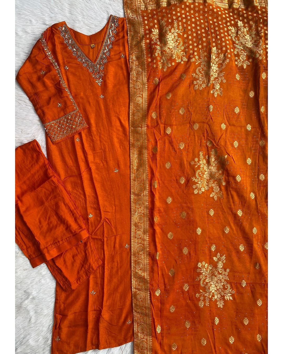 “Dilkash” A very beautiful orange v neck handwork set🛍️
