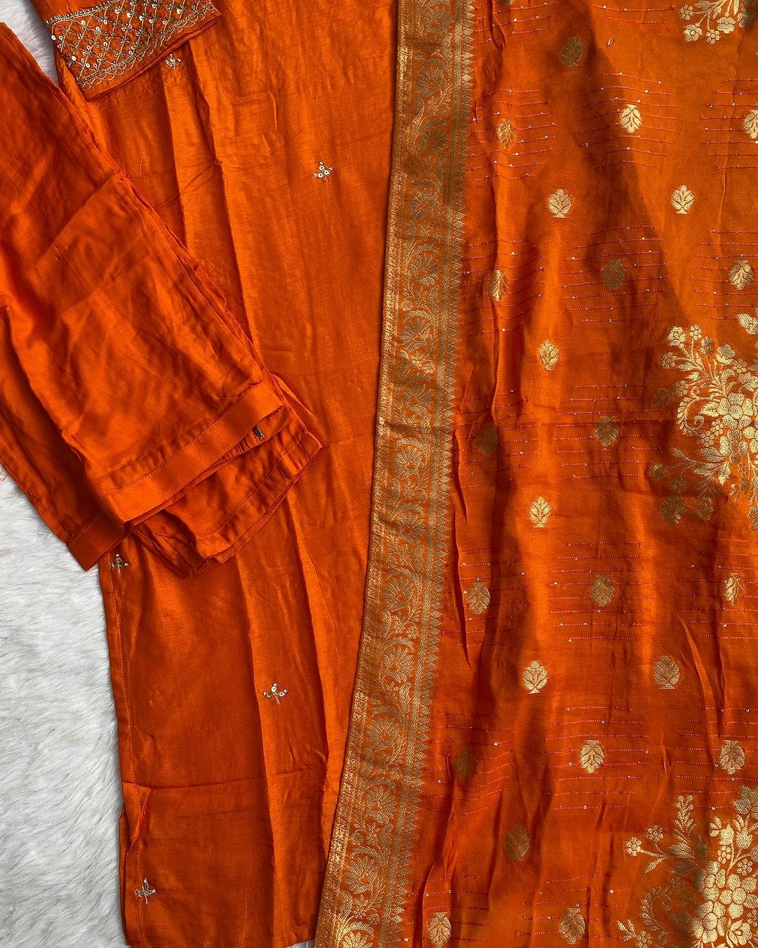 “Dilkash” A very beautiful orange v neck handwork set🛍️