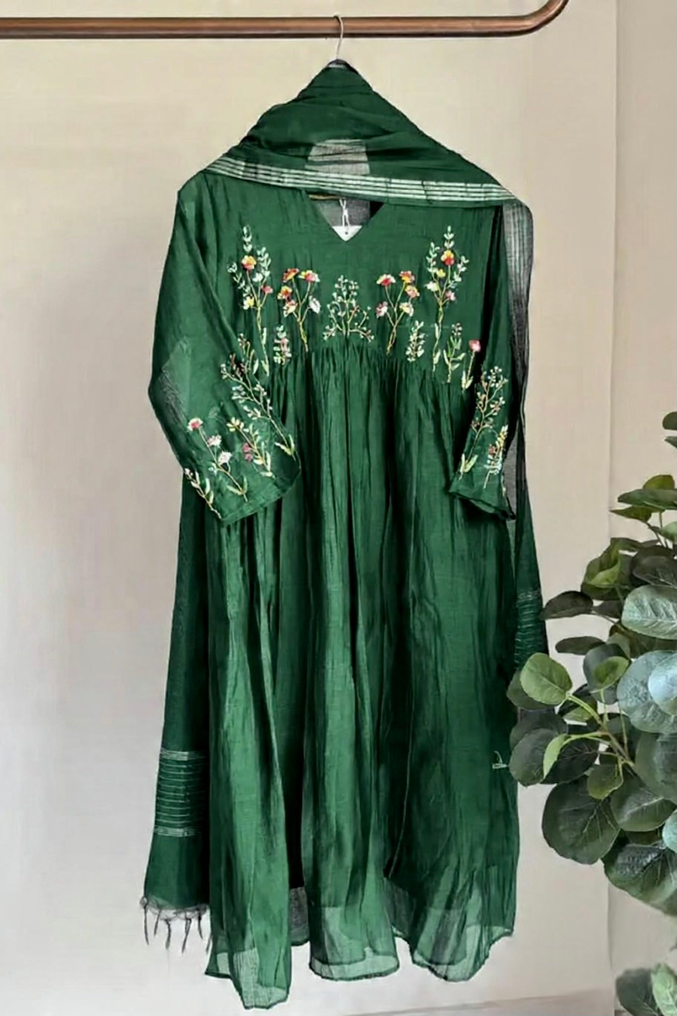 💚AYRA- Green Mul Chanderi Thread Work Anarkali Kurta Set